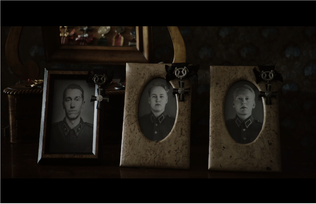"Траурные кресты" на фотографиях погибших офицеров. Кадр из фильма "Неизвестный солдат" 2017 г. 