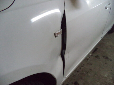 Загнута задняя часть крыла и край двери