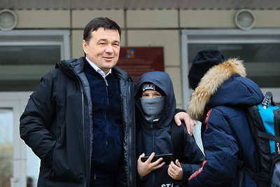   Губернатор Подмосковья Андрей Воробьев со школьниками из Балашихи ©Константин Семенец Пресс-служба Губернатора и Правительства Московской области