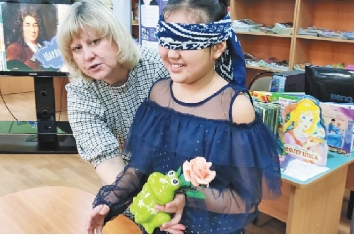    В библиотеке дети не только читают, но и играют.