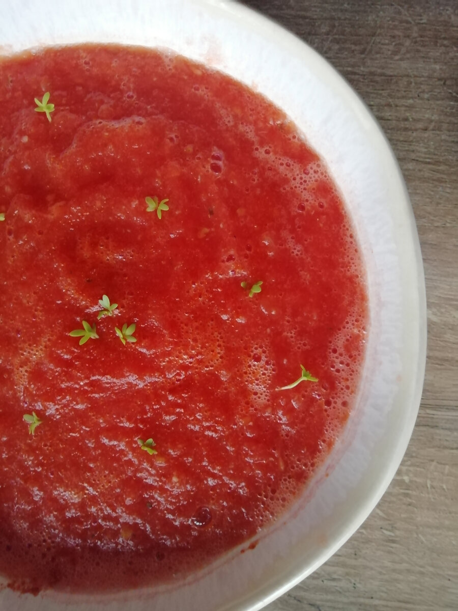 Всего — 450 г (порция казалось бы огромная, но т.к это овощи было не так уж и много): на сухой сковородке обжарила лук, чеснок, кусочек острого перца, добавила очищенные от кожуры томаты, протушила, пробила блендером. Добавила соль, перец, микрозелень. 