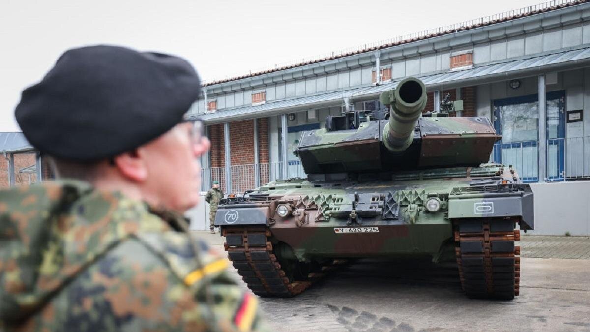    Танк Leopard 2 и военный:Christian Charisius/picture alliance/Getty Images