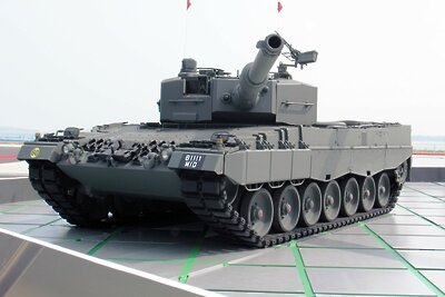    Танк Leopard_2A4 ©Jonathan G. Seow H. C. (en:User:Firestorm250)Modified: Jappalang. en:Image:Leopard 2A4 Singapore Airshow 2008.jpg, CC BY-SA 4.0 Wikipedia.org