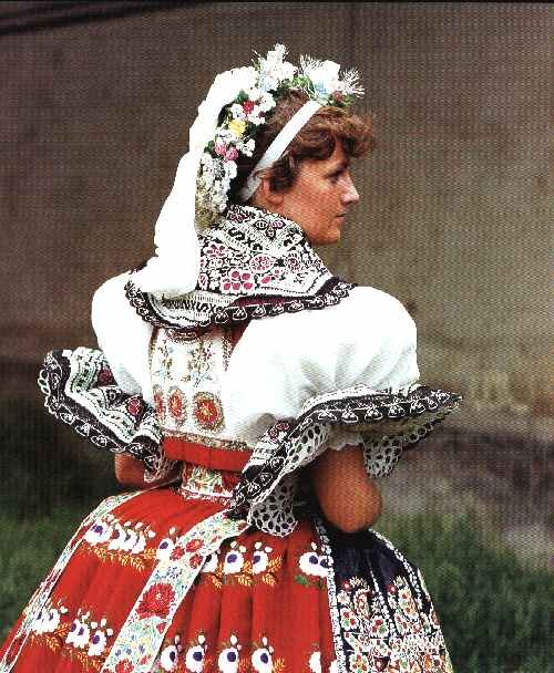 Киевский стиль (был распротранен больше в Моравии). Был создан в конце 19 века "в ответ" на немецкий национальный костюм.