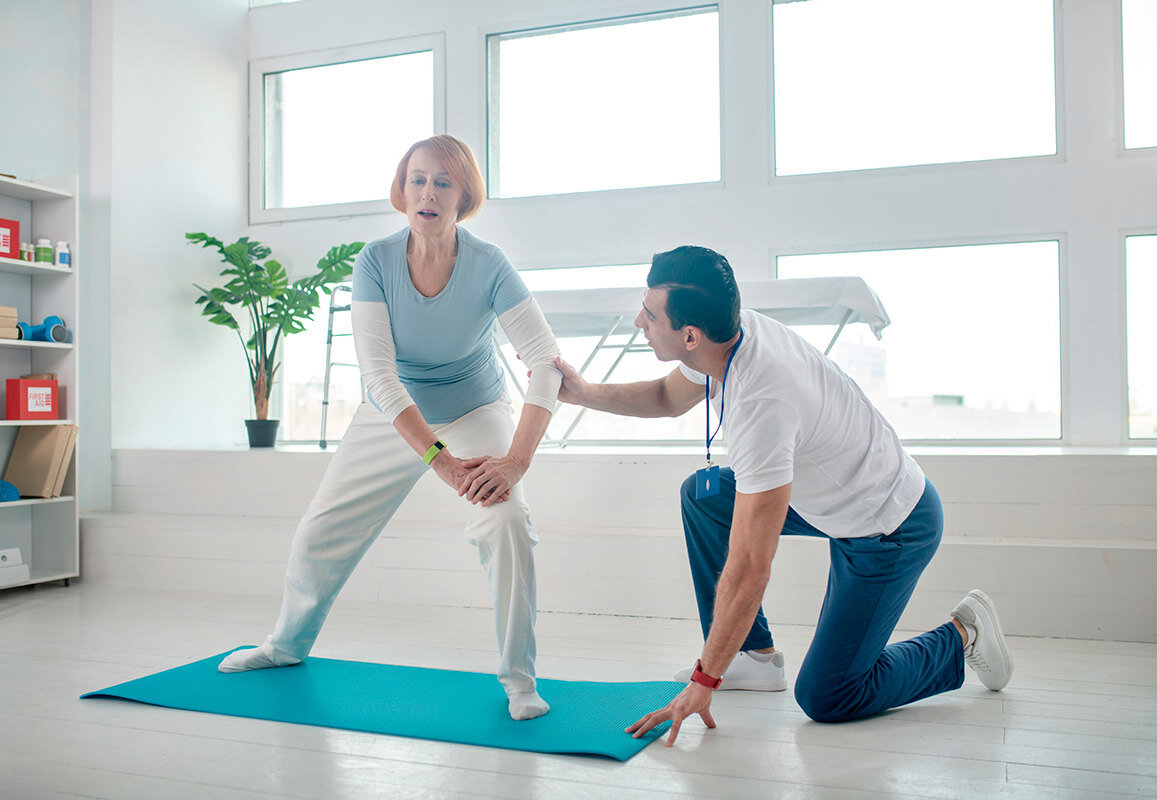 Физкультура для пожилых. Пожилые люди. Пожилые люди занимаются спортом. Суставы после 45 лет. Йога для пожилых комплекс.