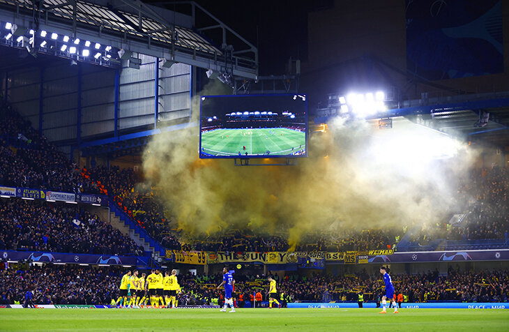 Футбольное поле Stamford Bridge