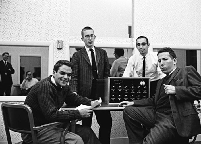 Милгрем (крайний справа) со студентами. https://interesnyefakty.org/eksperiment-milgrema/