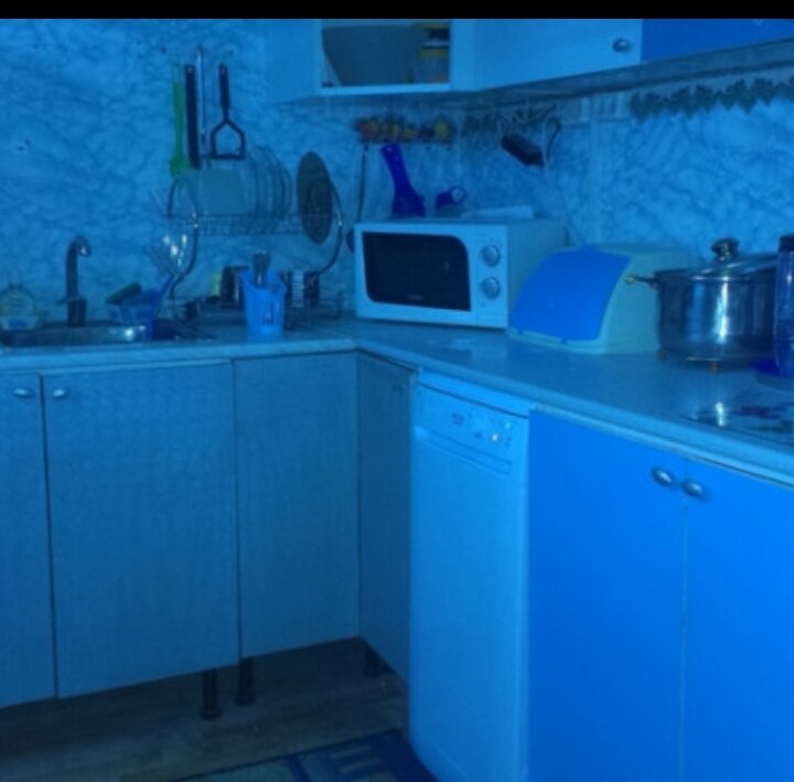 Виднеется кусочек 