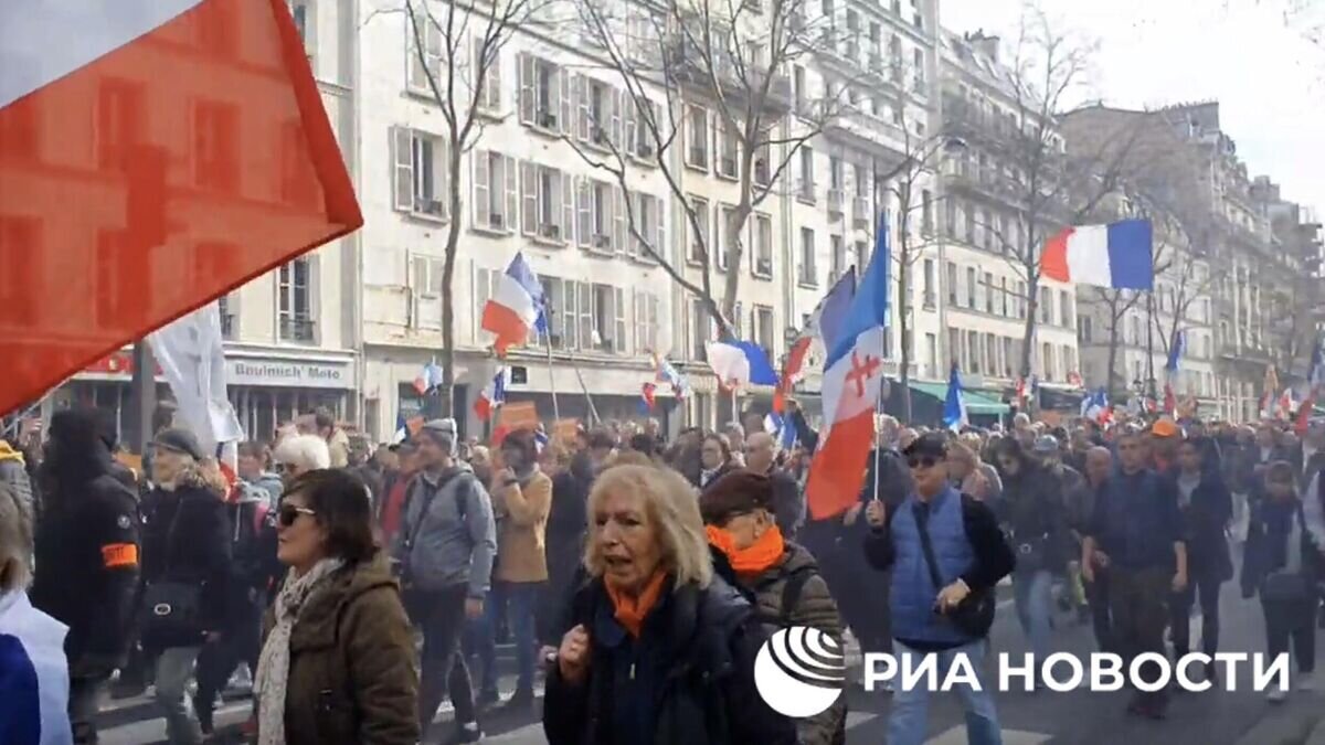    Марш против поставок оружия Украине и за выход Франции из НАТО в Париже