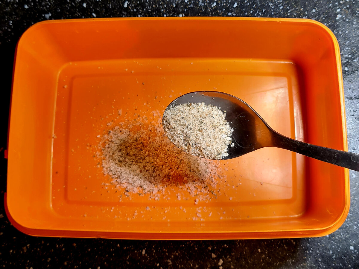 Добавляем соль на дно емкости