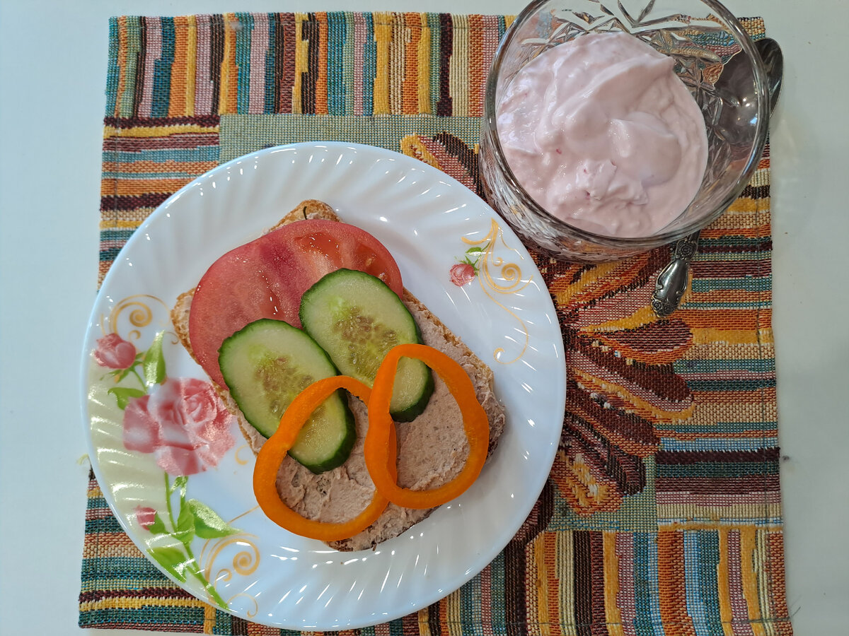 Паштет белорусский. Мама заказывает на нас всех коробку, получается три баночки нам и три им. В этот раз с мясом курицы, травами и луком. Консистенция на мой вкус чуть жидковата, но очень вкусно. 