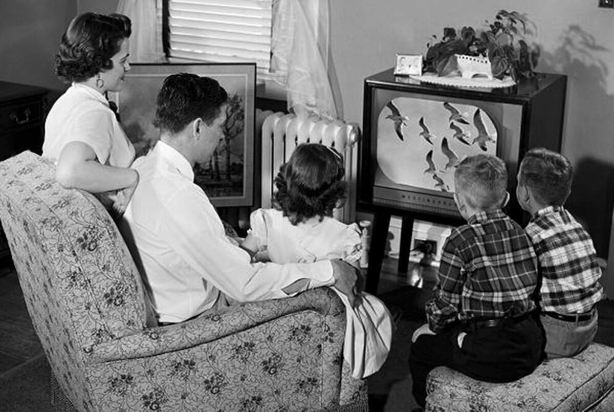 Где смотрели телевизор петькины родственники критики. Советские дети у телевизора. Советская семья. Советская семья у телевизора. Телевидение в 50-е годы.