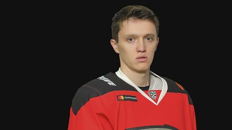     Еще недавно бывший омский хоккеист выступал на льду G-Drive арены против «Авангарда» в составе «Сибири».
