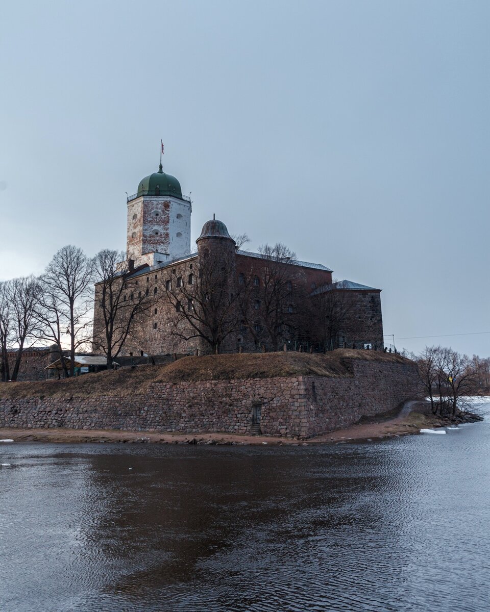 Вид на замок с набережной 30го Гвардейского корпуса