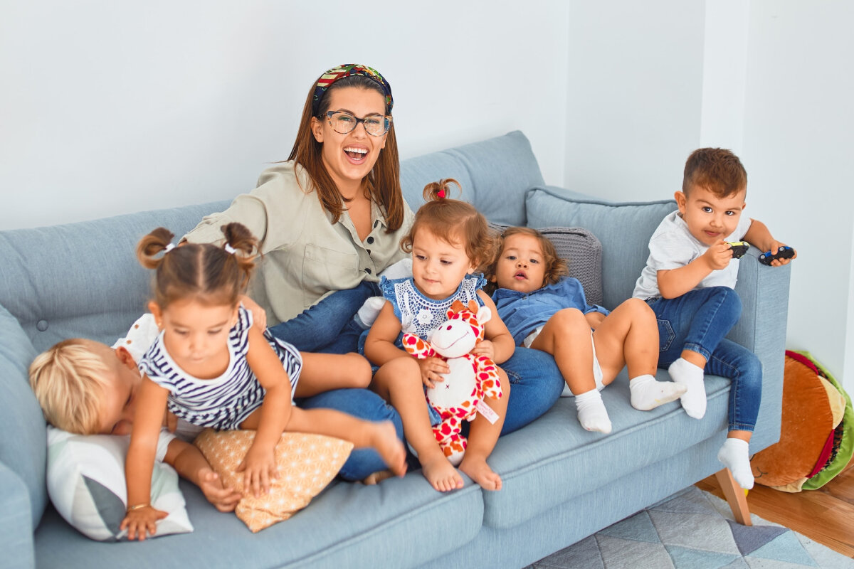    Многодетные семьи вправе уменьшить базу налога на недвижимость на кадастровую стоимость пяти квадратных метров. Источник: unsplash.com