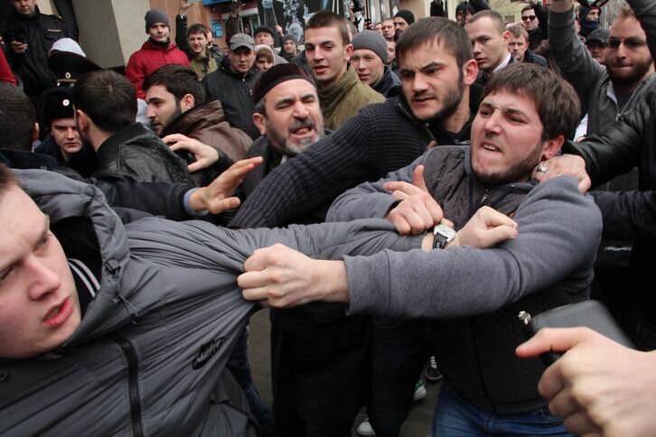 Напали толпой. Толпа кавказцев.