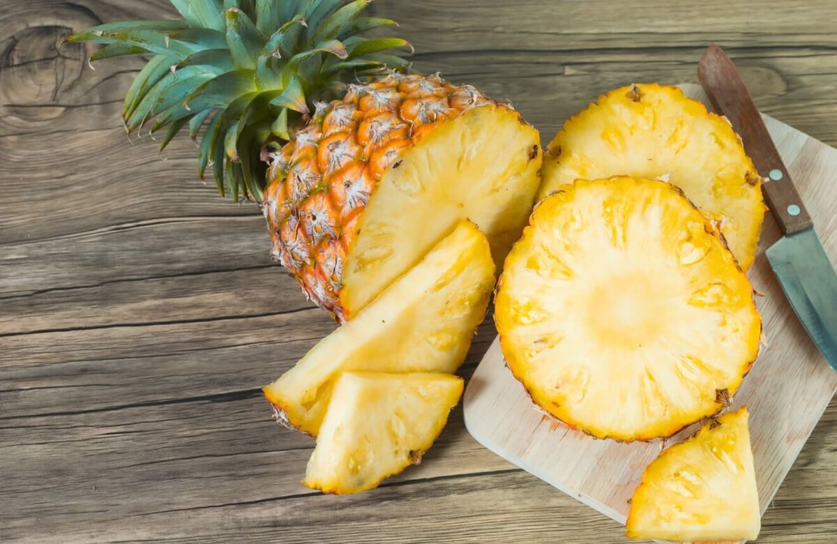    После ананаса у многих людей жжет во рту — интересно, насколько это вредно?