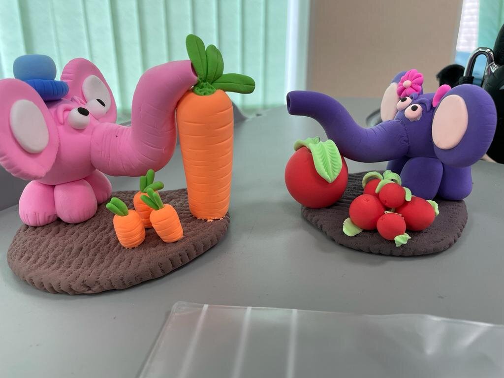 Вот таких очаровательных слонят слепили наши творческие волонтёры вместе с ребятами на последнем мастер-классе в институте Альбрехта. Сначала учатся сами чему-то новому, а потом могут учить детей