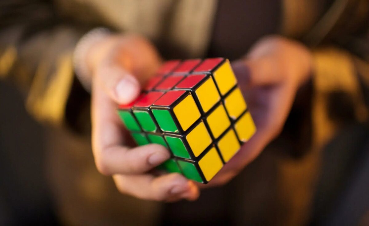 Пошаговая инструкция по сборке кубика Рубика. Тут не будет подробных объяснений и конкретных приёмов, только описание того, как именно ваш кубик должен выглядеть на каждом этапе сборки.