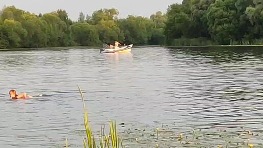 Люди отдыхают на песчаном берегу реки, кордова в аргентине