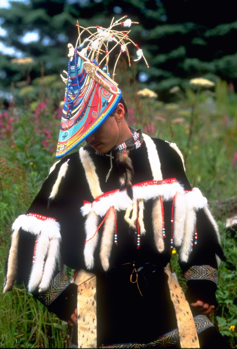 Индейцы алеуты эскимосы северной америки. Аляска индейцы Эскимосы алеуты. Народы Северной Америки алеуты. Алеуты головной убор. Алеуты национальный костюм.