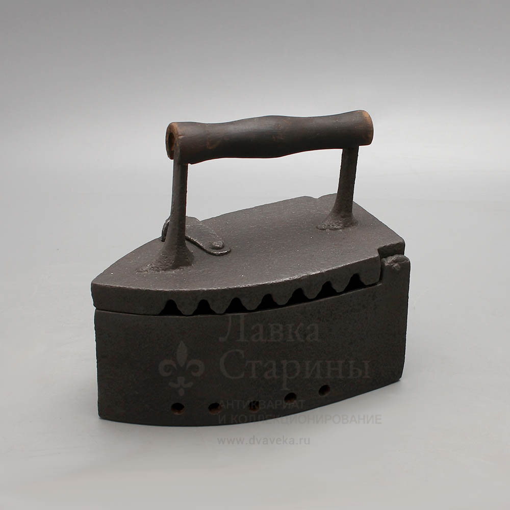 Классический чугунный угольный утюг конца 19 — начала 20 веков. Фото с нашего сайта dvaveka.ru