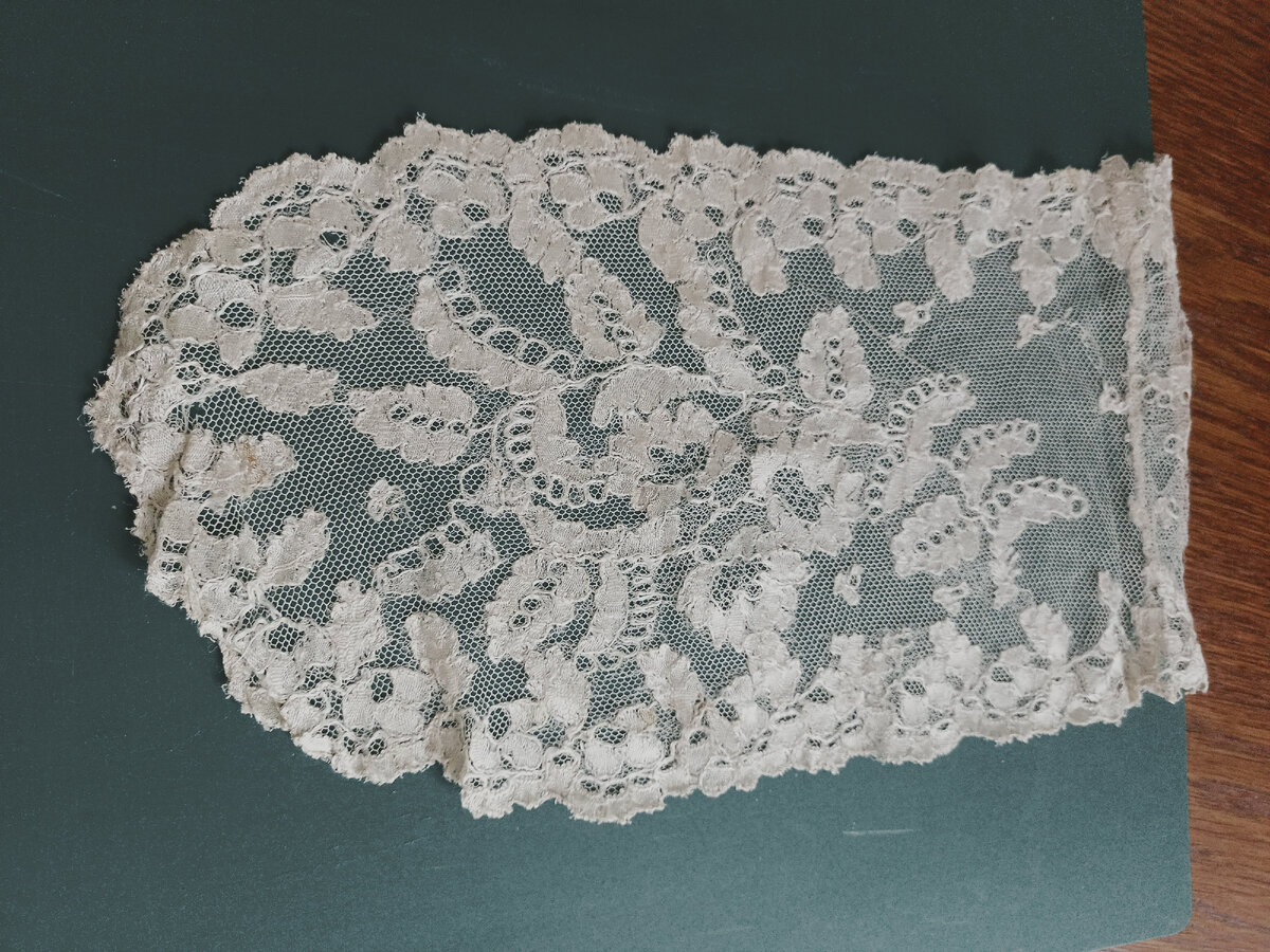 Вторая половина подвернута. Вещица лёгкая, воздушная. Общая длина 60 см. Такой вид кружева называется "филе"