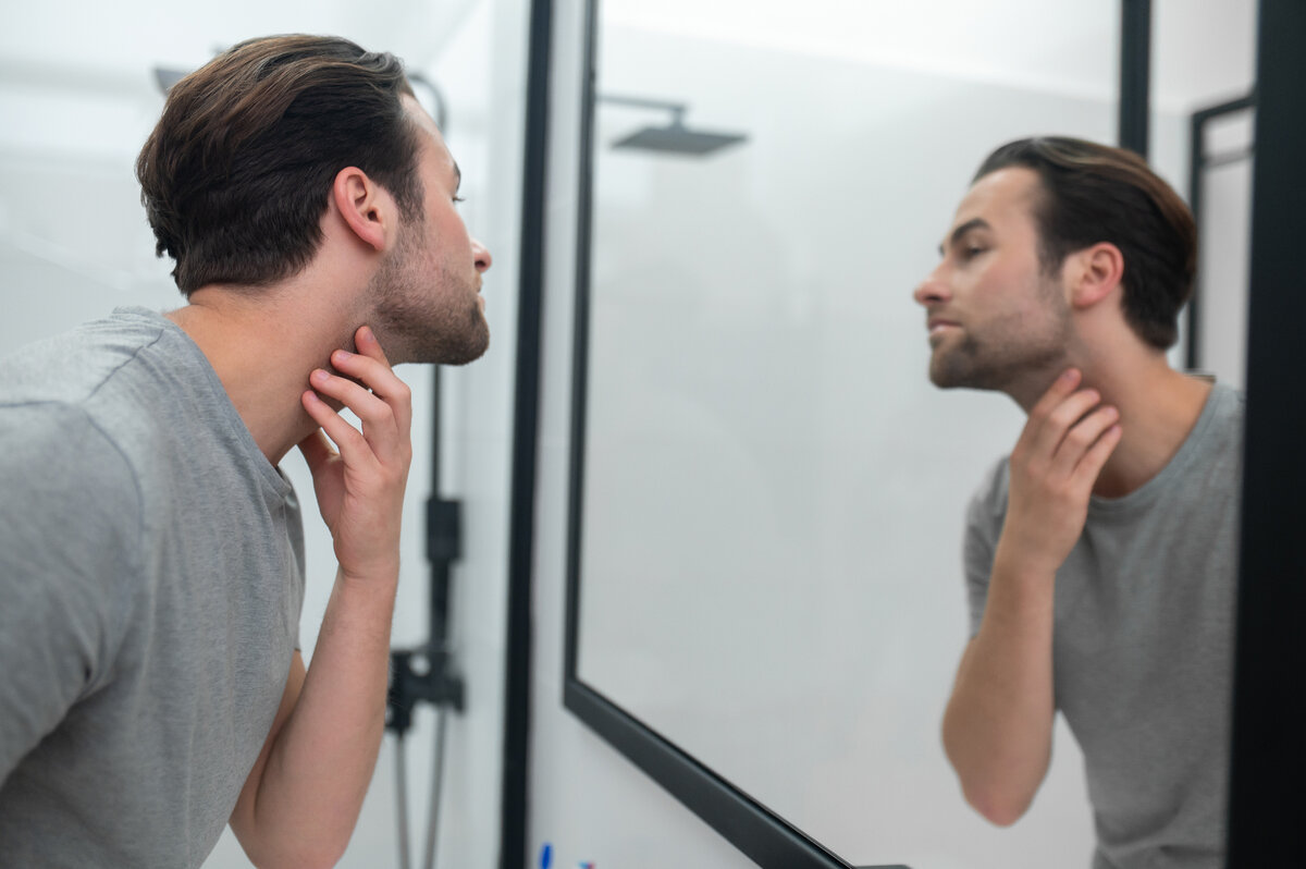 https://ru.freepik.com/free-photo/man-near-the-mirror-scrutinizing-himself_21624750.htm