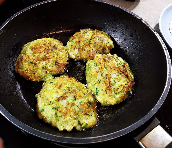 Простой рецепт кабачковых оладий на сковороде – быстро и вкусно