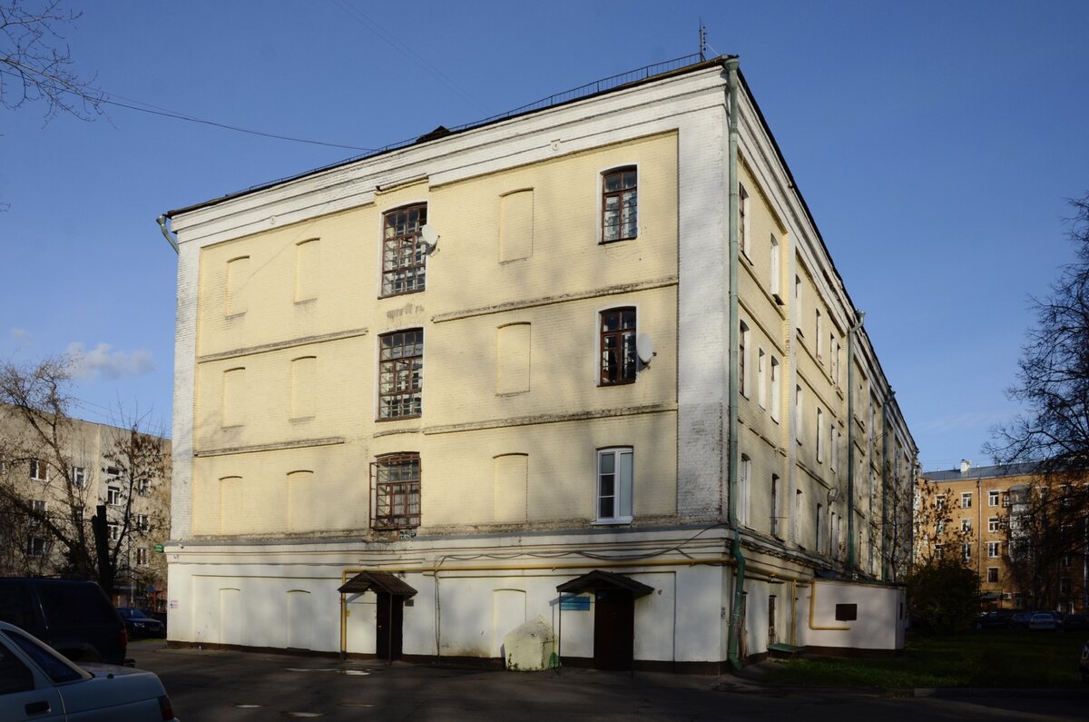 2-я Прядильная улица, 10. Один из самых старых жилых домов в Измайлове. Казарма (общежитие) Измайловской мануфактуры. Вид с юго-запада. 