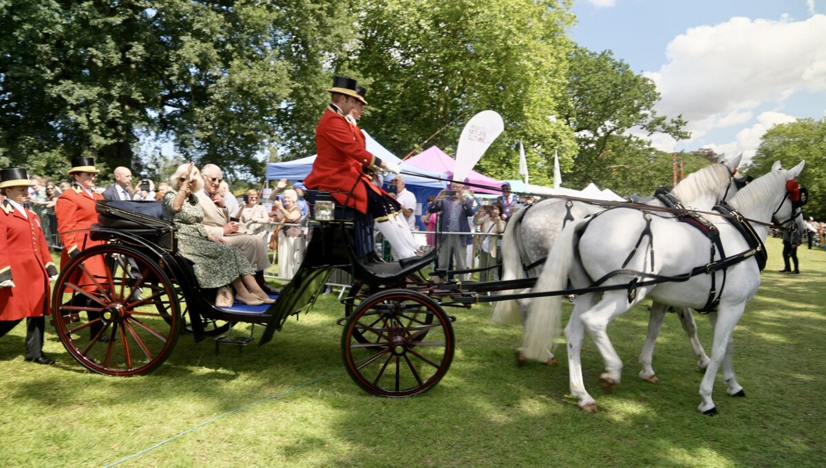  лакеи, лошади, цветы- так начался визит на цветочную выставку