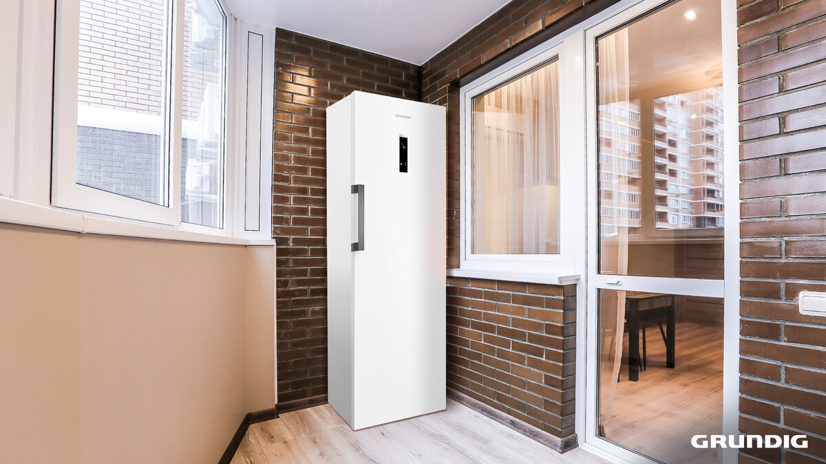 Застеклённый балкон — удачное решение для установки морозильной камеры