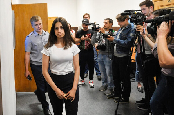 Одна из сестёр, Ангелина Хачатурян, в Басманном суде. Фото © Агентство городских новостей "Москва" / Александр Авилов