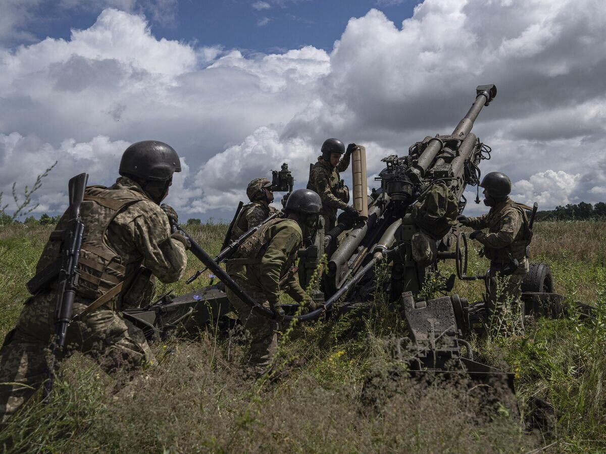 Украинские военнослужащие готовятся стрелять из американской гаубицы М777 в Харьковской области© AP Photo / Evgeniy Maloletka