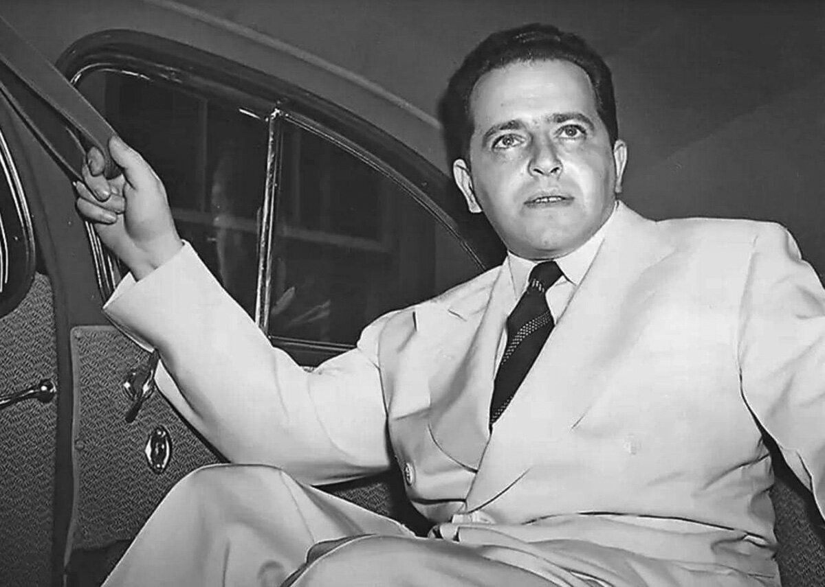 Поверенный в делах (позднее — посол) СССР в США Константин Александрович Уманский (14.5.1902 – 25.1.1945) в салоне ЗИС-101.