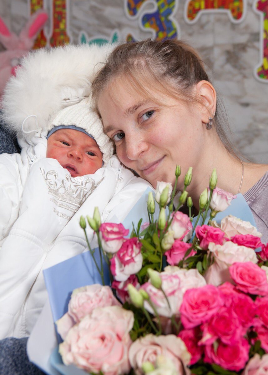 Мы с Тимошей в день выписки из роддома. Боже, как я была счастлива поехать домой!