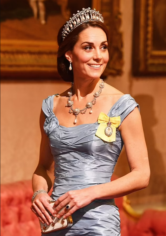Кейт на официальном мероприятии в тиаре «Узел любовника» и свадебном ожерелье королевы Александры