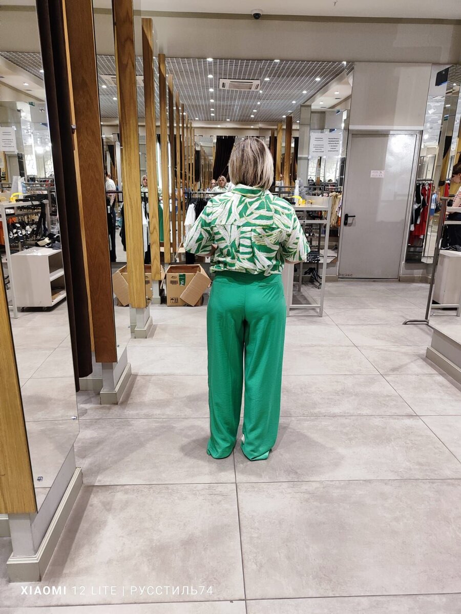 Примерка одежды на встречу. Большая зелёная опа😀 .