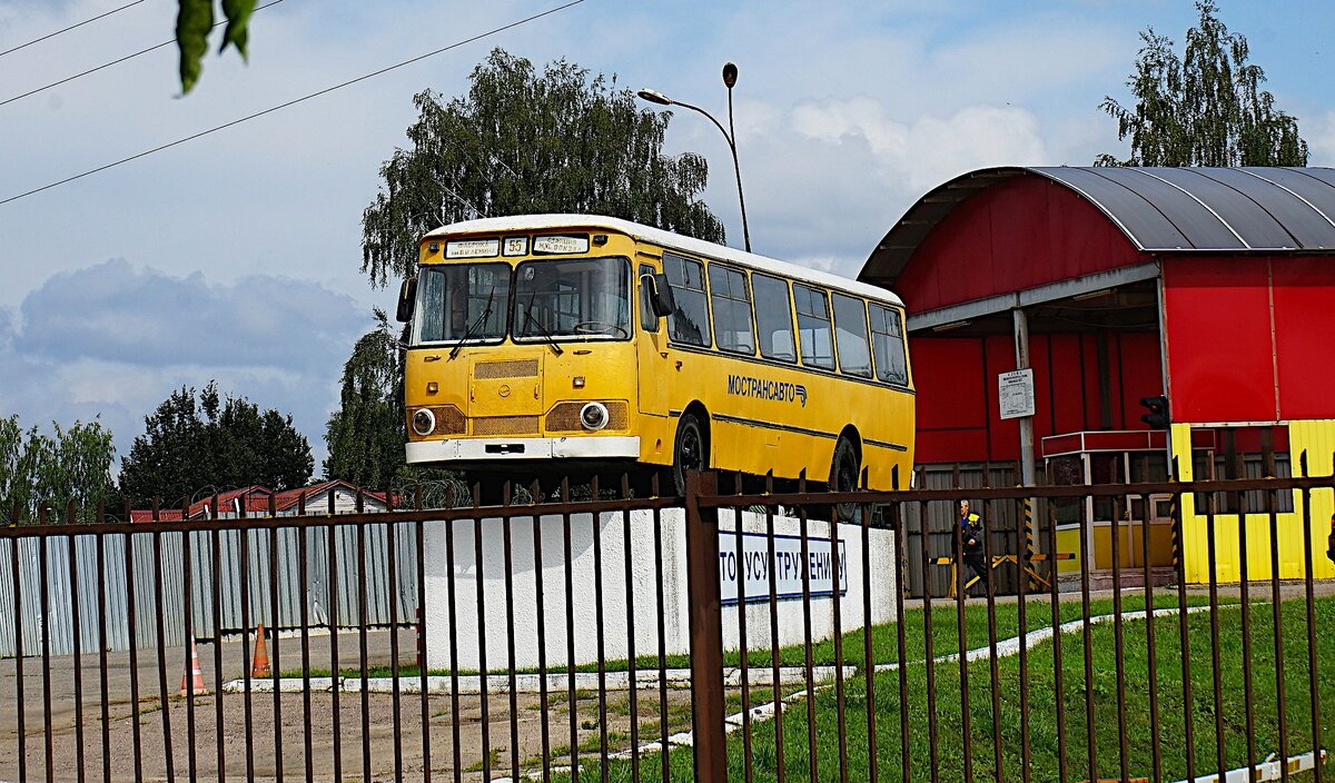 Памятник "Автобусу-труженику" легендарному автобусу "ЛиАЗ-677" в г. Волоколамск, фото автора