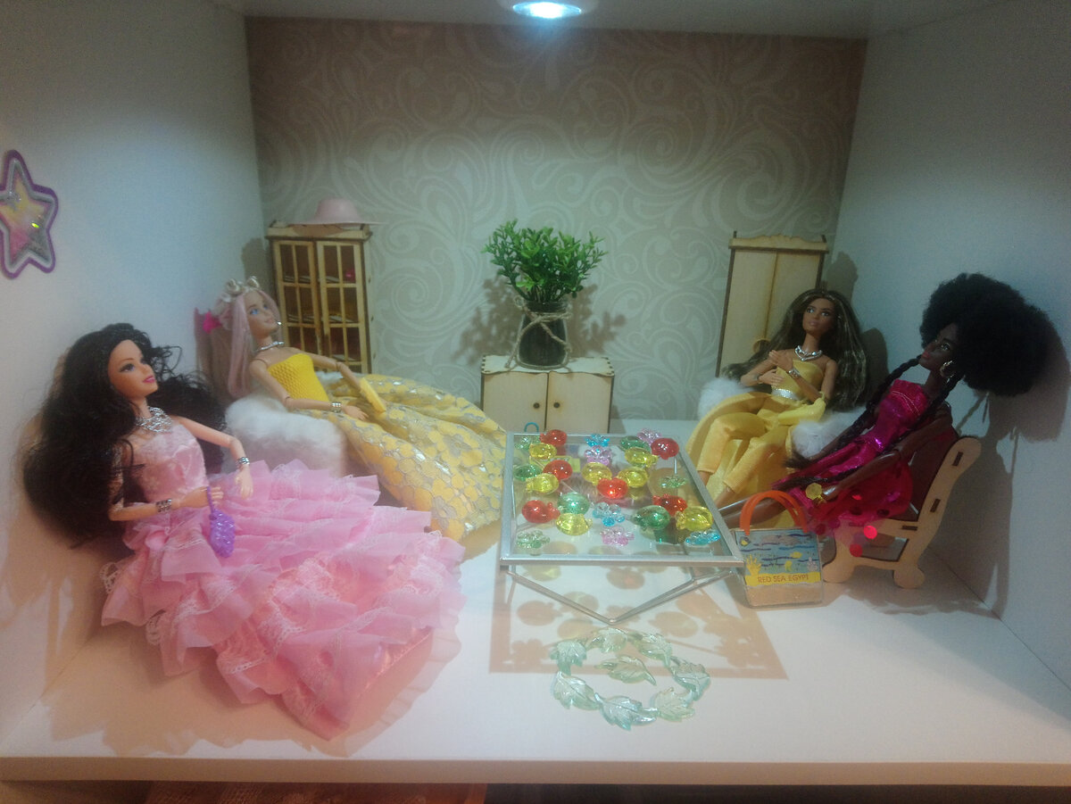 Новая соседка в шикарном розовом платье. Столик и декор тоже из ФП