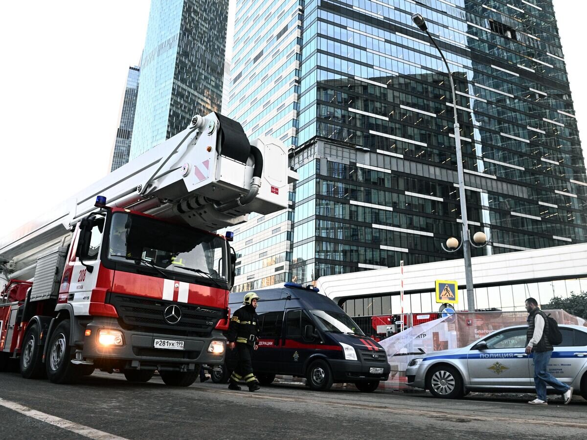    Машины спецслужб у одной из башен "Москва-Сити", поврежденной при атаке беспилотника© РИА Новости / Кирилл Зыков