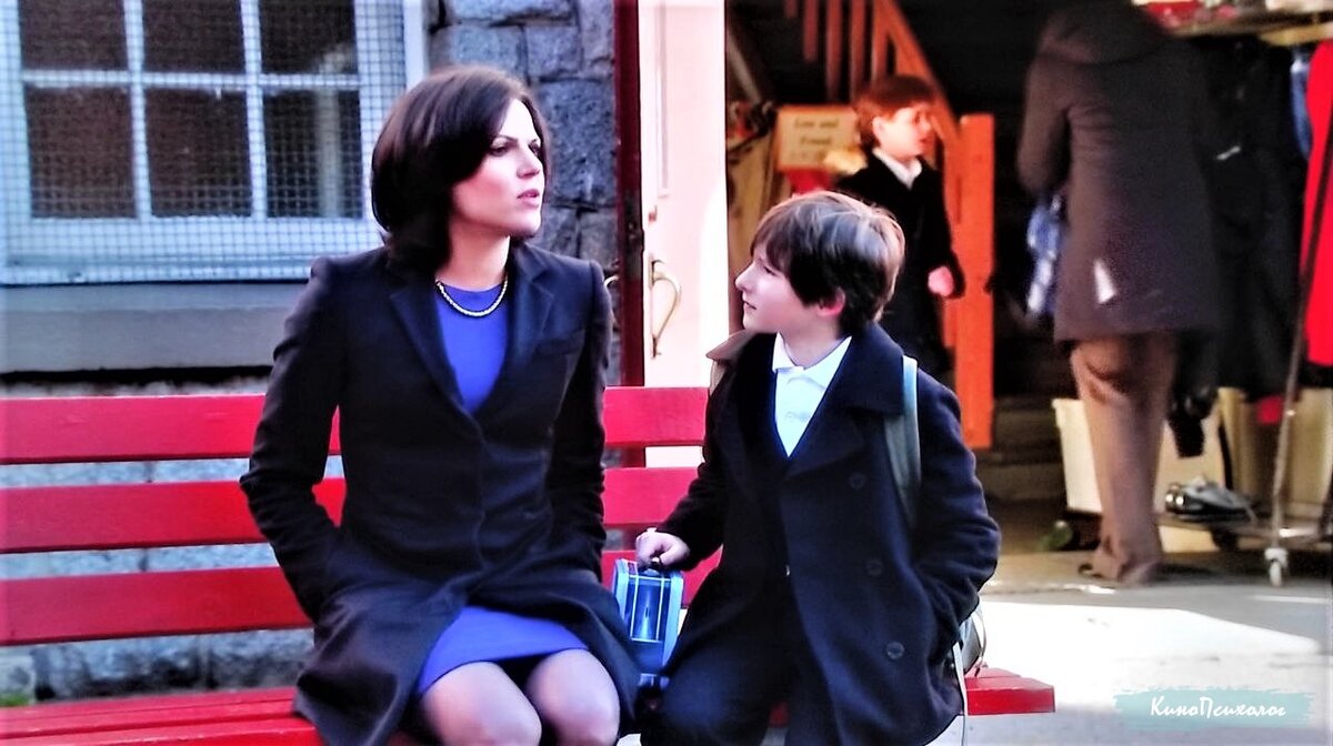 "Однажды в сказке", кадр из фильма. Реджина искренне верит в то, что делает всё на благо своего приемного сына Генри, и не видит, как причиняет ему боль.