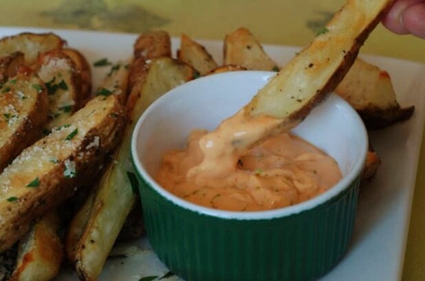 Запеченные картофельные дольки со взбитым лаймовым соусом 