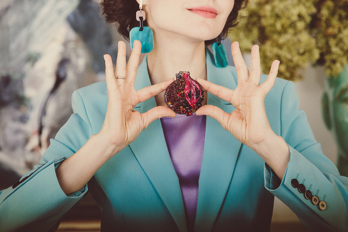 Вышитая брошь гранат Джотто, дизайнер Полина Кузнецова. МК в клубе