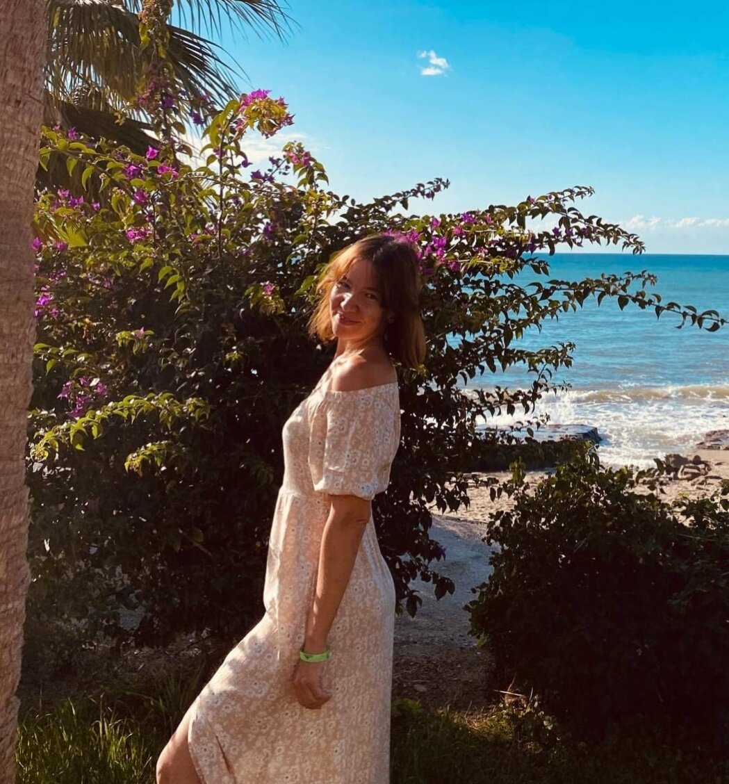 какая разница что когда-то в этом платье упала под машину, теперь благодаря тому событию взлетела 💕💕💕