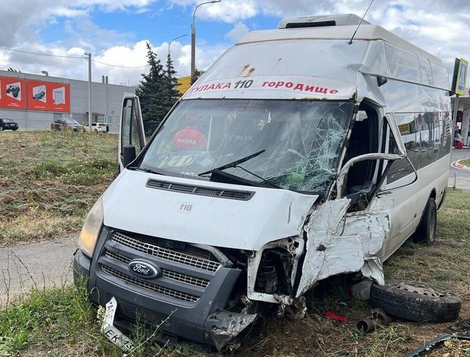    "Нива" подрезала маршрутку, которая отлетела в столб. Фото предоставлено знакомыми Александра Царенко.