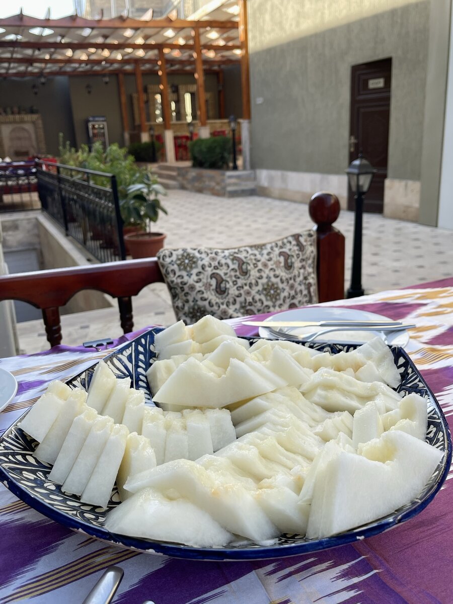 Вкуснейшая узбекская дыня во дворе гостиницы