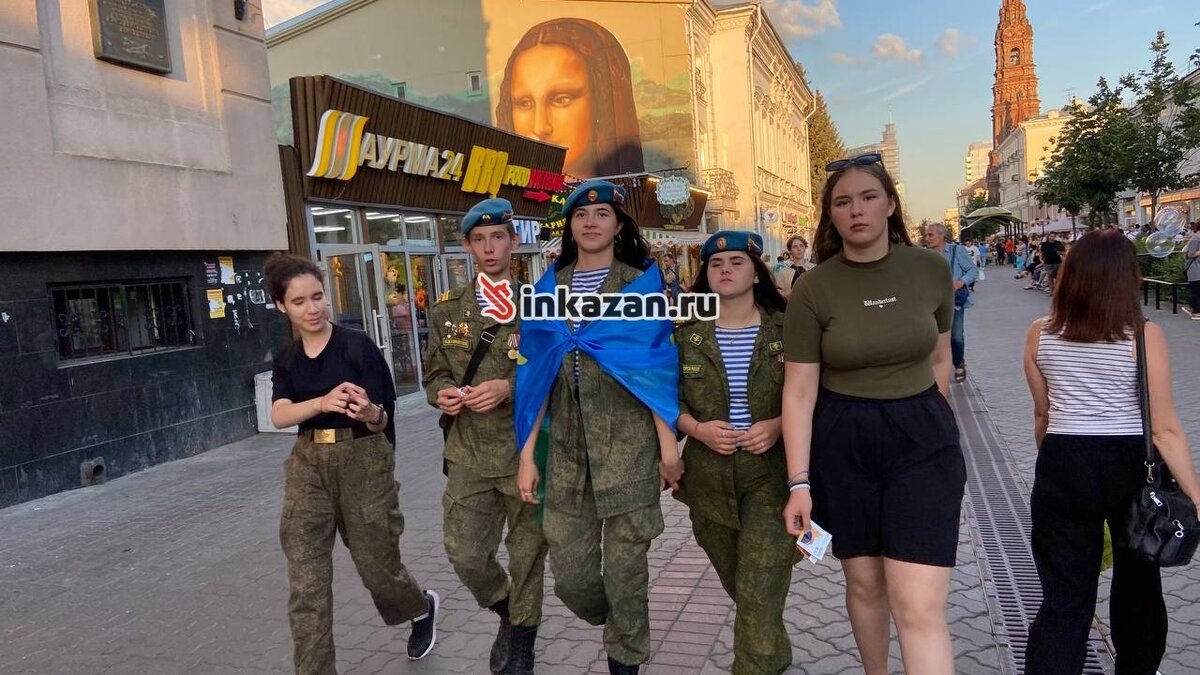     В Казани отпраздновали День ВДВ. Официальный митинг прошел в Парке Победы, а после большая часть десантников отправилась на центральную улицу Баумана. О том, как прошли гуляния, — в фоторепортаже редакции Inkazan.