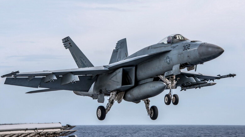 F/A-18E Super Hornet  взлетает с палубы авианосца. Фото: ВМС США