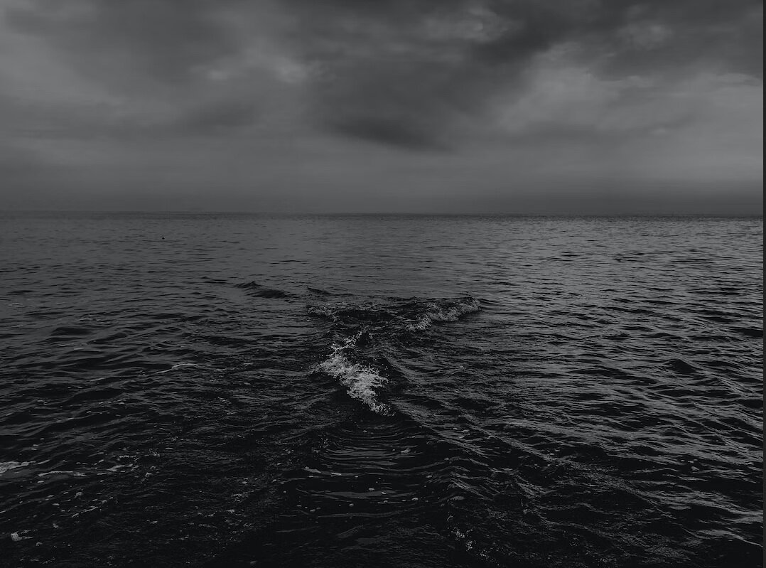 Черно белый пейзаж. Черный мори. Море черно белое. Черное море. Черное море.